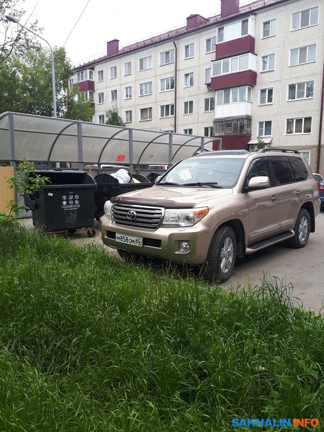 В южно-сахалинске никак нельзя повлиять на тех, кто паркуется у мусорных баков