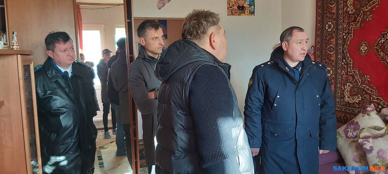 Прокурор области походил по плохим домам в ногликах