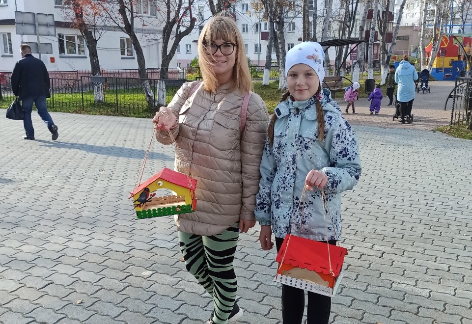 Юные жители Корсакова украсили улицы города кормушками для птиц