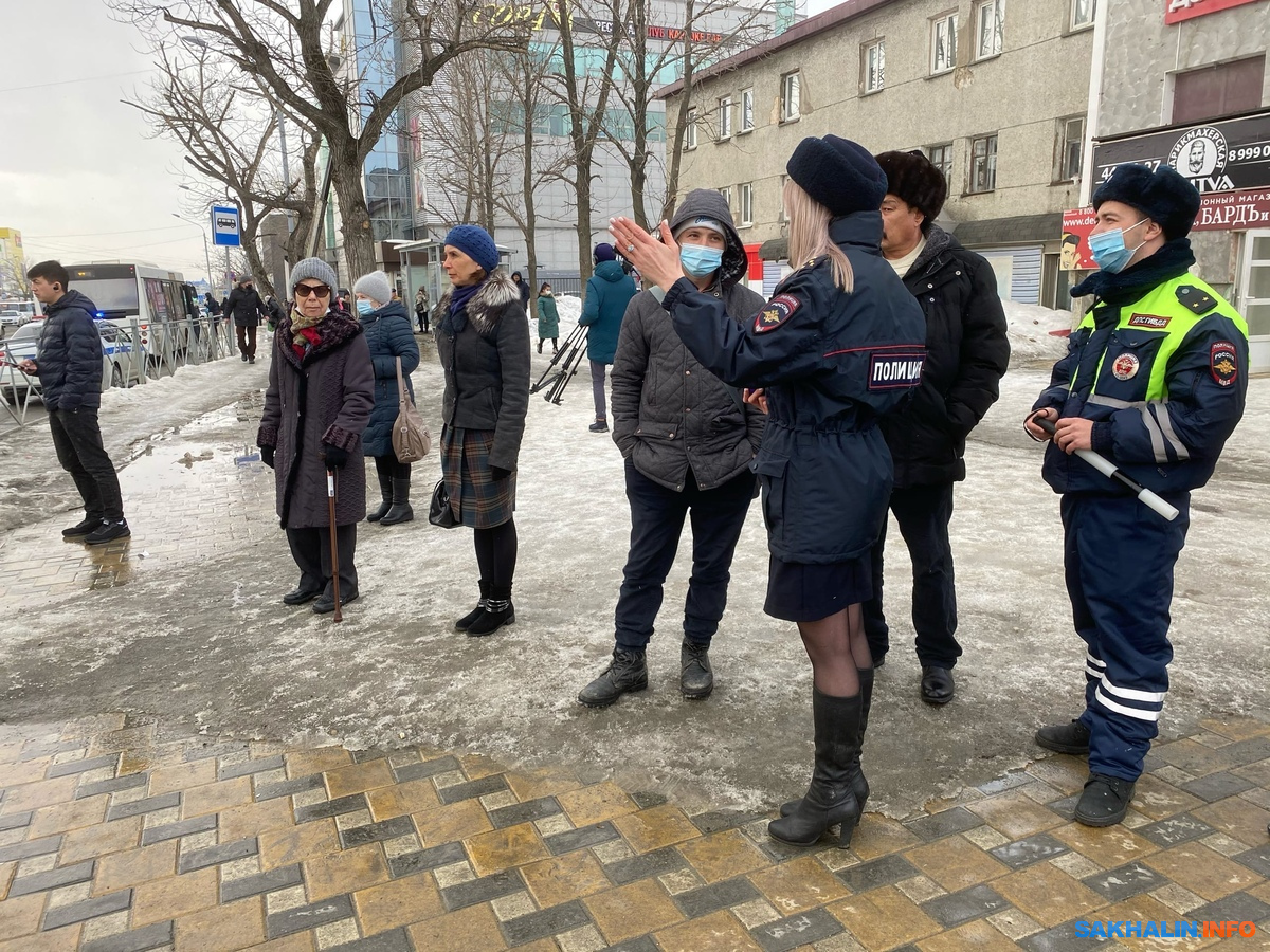 Инспекторы гибдд объяснили южносахалинцам, что переходить дорогу по диагонали нельзя